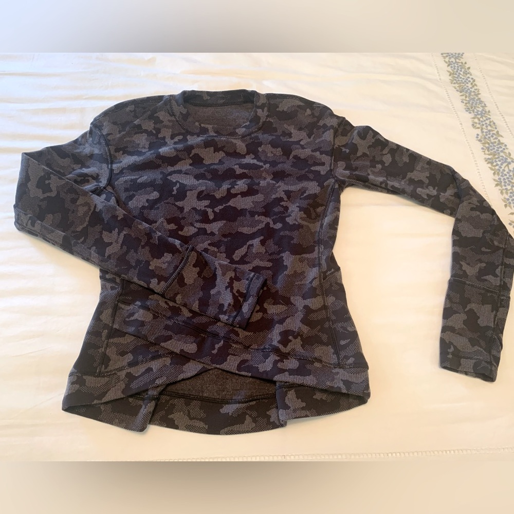Lululemon women’s size 6 Camouflage Long Sleeve Shirt